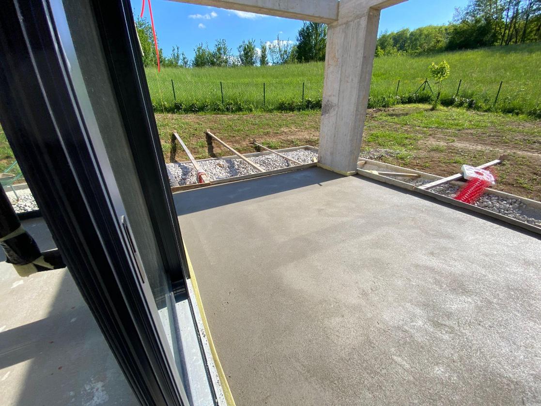 Wie Solidian Primafloor sowohl Innen- als auch Außenestriche in einem Villenprojekt verstärkte4